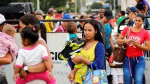 Impulsadas por el hambre y necesidades básicas, miles de personas cruzan de Venezuela a Colombia todos los días